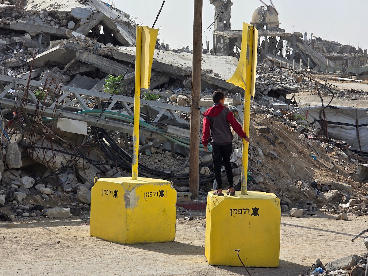 الجيش الإسرائيلي يعيد وضع الكتل الخرسانية الصفراء المُستخدمة لترسيم خط الانسحاب المؤقت داخل قطاع غزة، في بلدة بني سهيلة شرق خان يونس . تصوير: طارق محمد