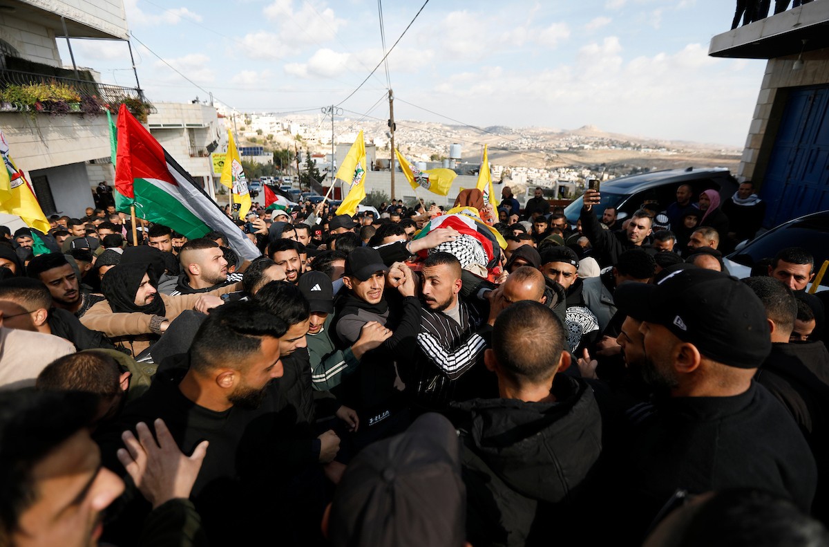 شارك فلسطينيون في موكب جنازة عمار ياسر صباح في بلدة توقوع، قرب بيت لحم في الضفة الغربية، بعد وفاته متأثراً بجراحه إثر إصابته برصاص القوات الإسرائيلية