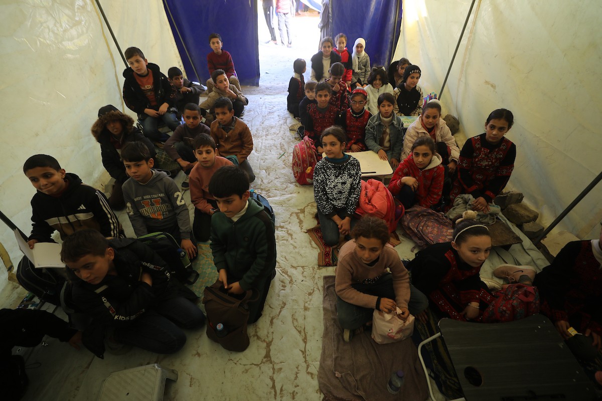 شارك أطفال فلسطينيون في احتجاج بمدينة غزة، مطالبين ببيئة تعليمية آمنة وكريمة بدلاً من الخيام التي يتلقون فيها دروسهم حالياً، ديسمبر/كانون الأول 2025. تصوير: عمر أشتوي