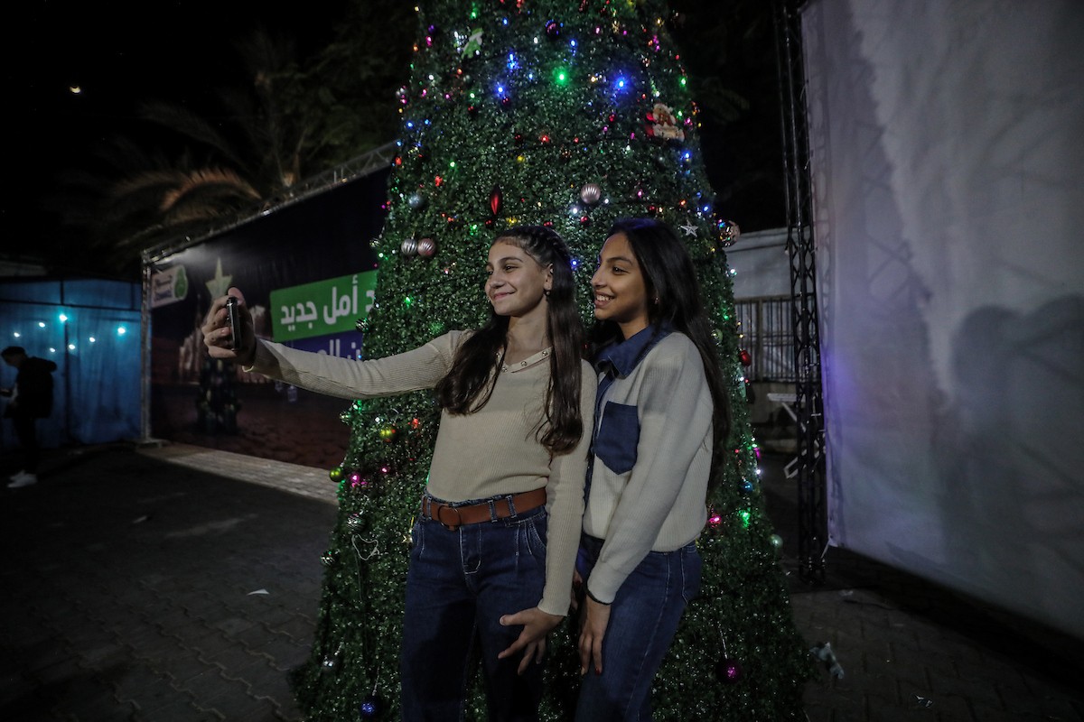 مسيحيون فلسطينيون يحضرون قداس عيد الميلاد في الدير اللاتيني بمدينة غزة في 24 ديسمبر/كانون الأول 2025. صورة: عمر أشتوي