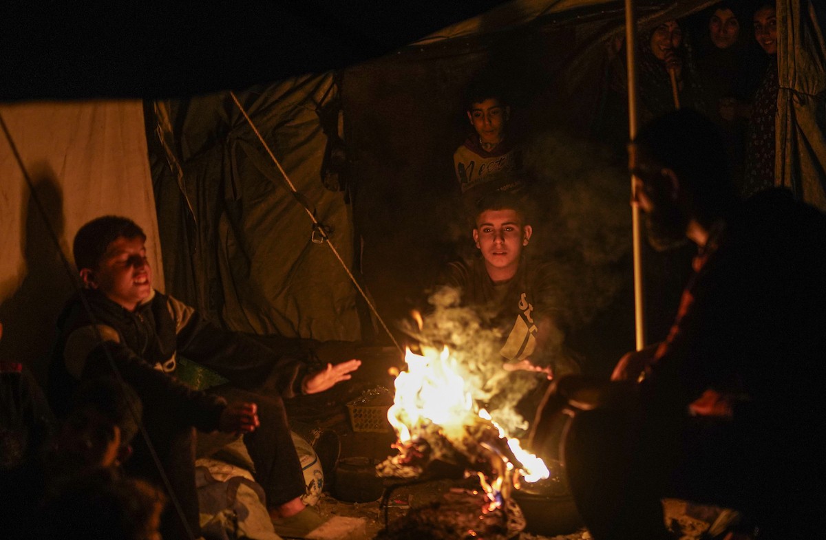 يعيش الفلسطينيون حياتهم اليومية الصعبة ليلاً في خيام نصبت في شوارع مدينة غزة، 5 ديسمبر/كانون الأول 2025.تصوير: عمر أشتوي