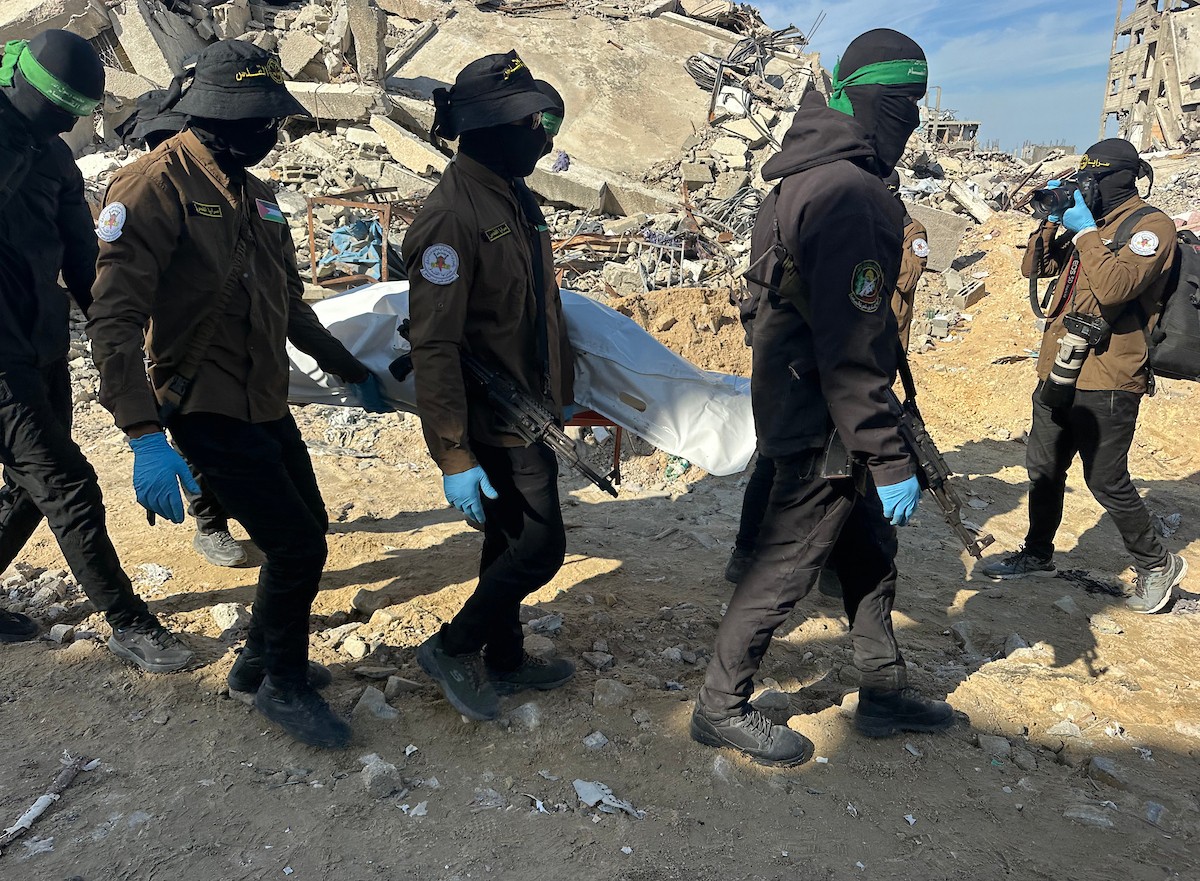 مسلحون من الجهاد الإسلامي وحماس يبحثون عن رفات رهائن إسرائيليين متوفين في بيت لاهيا، شمال قطاع غزة، الأربعاء 3 ديسمبر/كانون الأول 2025