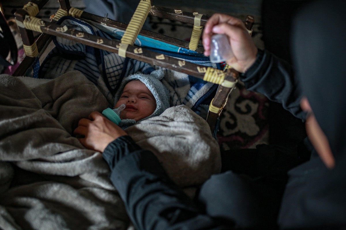 عائلة فلسطينية نازحة مكونة من ستة أفراد  تكافح وسط ظروف غير إنسانية من أجل حماية أطفالها من أجواء الشتاء القارس في  خيمة مهترئة بملعب اليرموك في مدينة غزة، 29 ديسمبر/كانون الأول 2025 صورة: عمر أشتوي