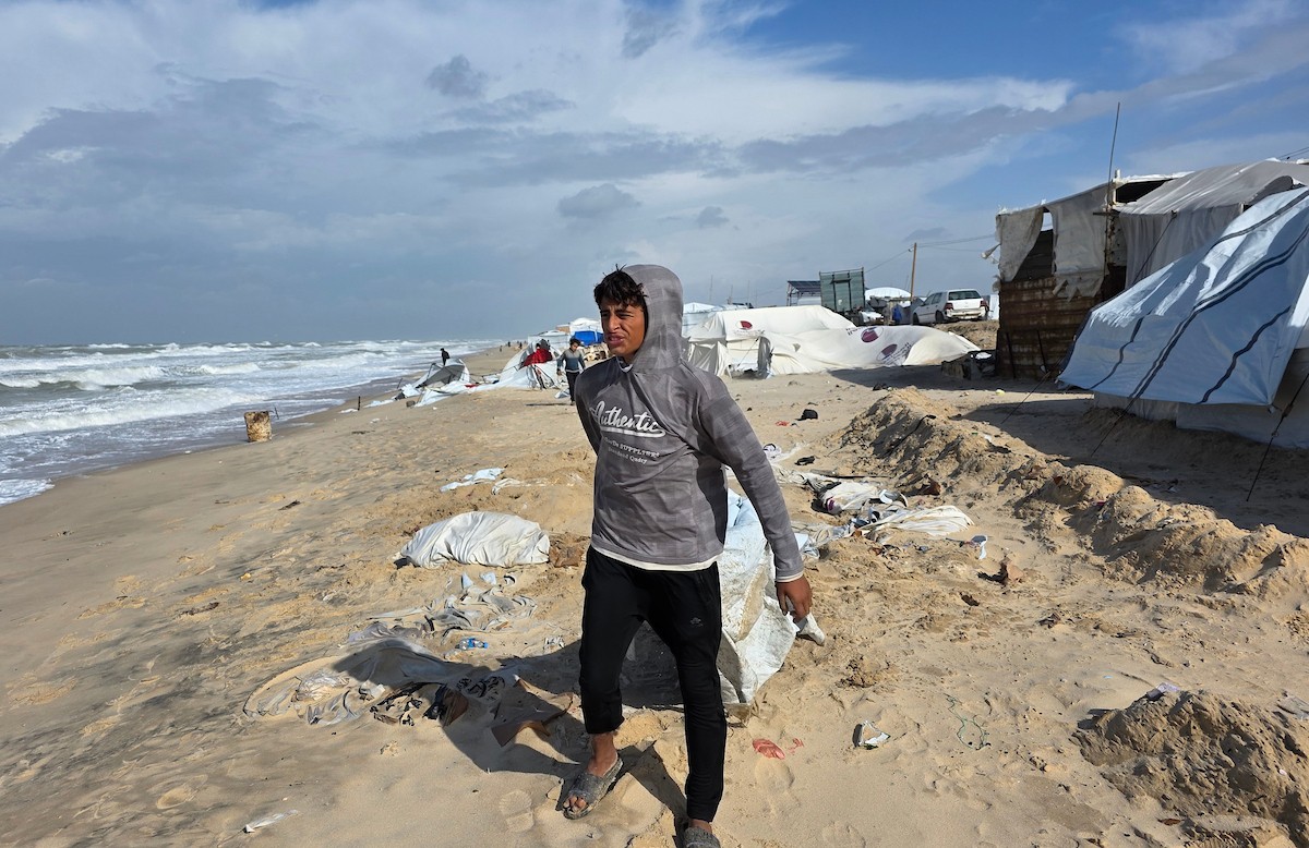 تواجه آلاف العائلات التي تعيش في خيام على شاطئ المواصي في خان يونس، جنوب قطاع غزة، مأساة إنسانية بعد أن جرفت مياه البحر خيامها، تاركةً الأطفال والنساء بلا مأوى.، 29 ديسمبر/كانون الأول 2025.صورة: طارق محمد