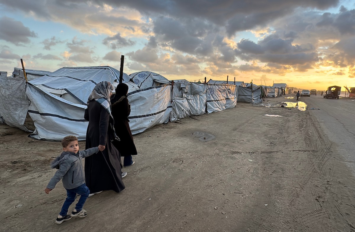 يُكافح الفلسطينيون النازحون، المقيمون في خيام مؤقتة، من أجل البقاء في ظل ظروف قاسية، حيث تجتاح الأمطار والعواصف الشديدة دير البلح، وسط قطاع غزة، في 28 ديسمبركانون الأول 2025. صورة أحمد إبراهيم(APA)