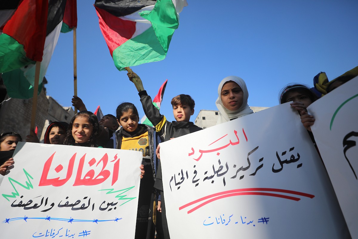 شارك أطفال فلسطينيون في احتجاج بمدينة غزة، مطالبين ببيئة تعليمية آمنة وكريمة بدلاً من الخيام التي يتلقون فيها دروسهم حالياً، ديسمبر/كانون الأول 2025. تصوير: عمر أشتوي