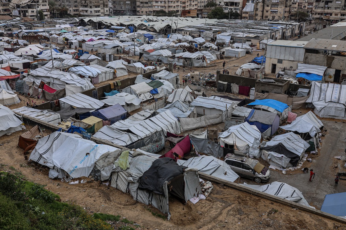 مشاهد عامة لخيام متداعية في مدينة غزة، حيث لم تعد توفر أي حماية من برد الشتاء القارس والأمطار الغزيرة. تسببت العاصفة الأخيرة في غمر آلاف الخيام بالمياه واقتلاعها في مدينة غزة. 29 ديسمبر/كانون الأول 2025. تصوير: عمر أشتوي