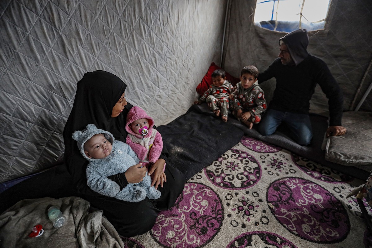 عائلة فلسطينية نازحة مكونة من ستة أفراد  تكافح وسط ظروف غير إنسانية من أجل حماية أطفالها من أجواء الشتاء القارس في  خيمة مهترئة بملعب اليرموك في مدينة غزة، 29 ديسمبر/كانون الأول 2025 صورة: عمر أشتوي
