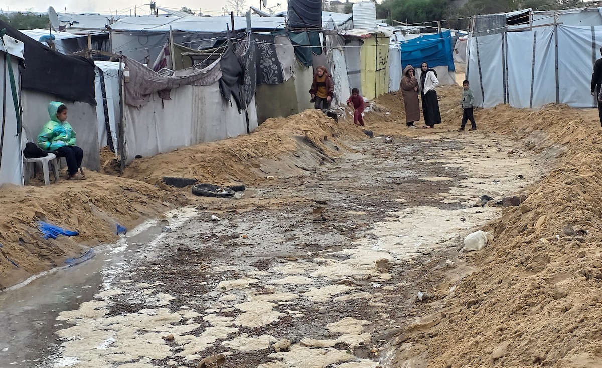 يُكافح الفلسطينيون النازحون، المقيمون في خيام مؤقتة، من أجل البقاء في ظل ظروف قاسية، حيث تجتاح الأمطار والعواصف الشديدة منطقة المواصي، غرب خان يونس، جنوب قطاع غزة، في 28 ديسمبر/كانون الأول 2025. (صورة: طارق محمد)
