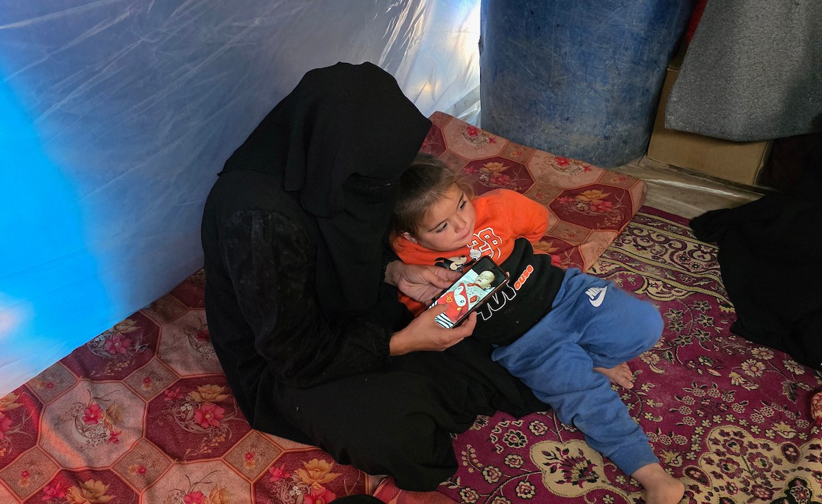 تروي عائلة الرضيعة الفلسطينية رهف أبو جزر الساعات الأخيرة من حياتها قبل وفاتها، بعد أن عانت من البرد القارس والأمطار الغزيرة في خيمة لجأوا إليها في خان يونس، جنوب قطاع غزة. ١٢ ديسمبر/كانون الأول ٢٠٢٥. صور: طارق محمد