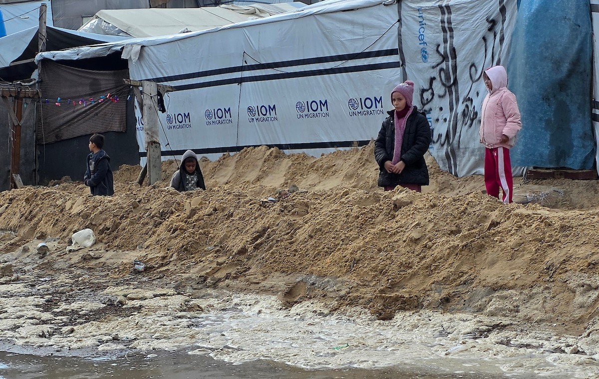 يُكافح الفلسطينيون النازحون، المقيمون في خيام مؤقتة، من أجل البقاء في ظل ظروف قاسية، حيث تجتاح الأمطار والعواصف الشديدة منطقة المواصي، غرب خان يونس، جنوب قطاع غزة، في 28 ديسمبر/كانون الأول 2025. (صورة: طارق محمد)