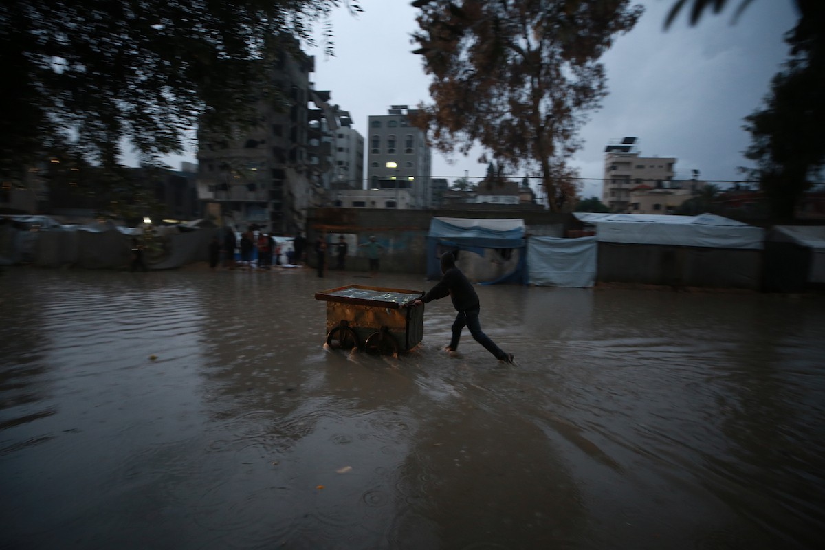 النازحون الفلسطينيون يواجهون برداً قارساً في الخيام بمدينة غزة، 15 ديسمبر/كانون الأول 2025. تصوير: عمر أشتوي