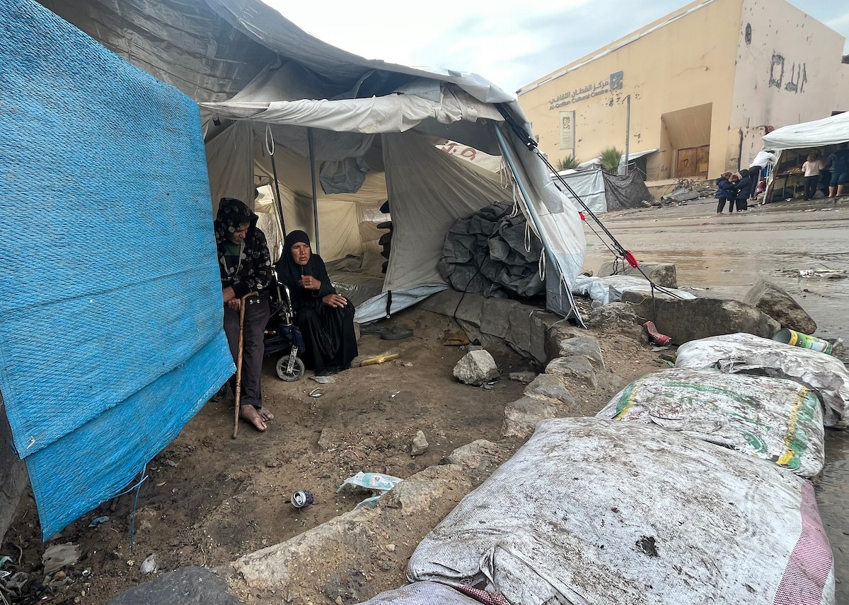 يُعاني النازحون الفلسطينيون من الفيضانات التي اجتاحت خيامهم إثر هطول أمطار غزيرة في غزة، 11 ديسمبر/كانون الأول 2025.