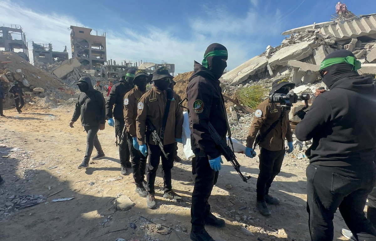 مسلحون من الجهاد الإسلامي وحماس يبحثون عن رفات رهائن إسرائيليين متوفين في بيت لاهيا، شمال قطاع غزة، الأربعاء 3 ديسمبر/كانون الأول 2025