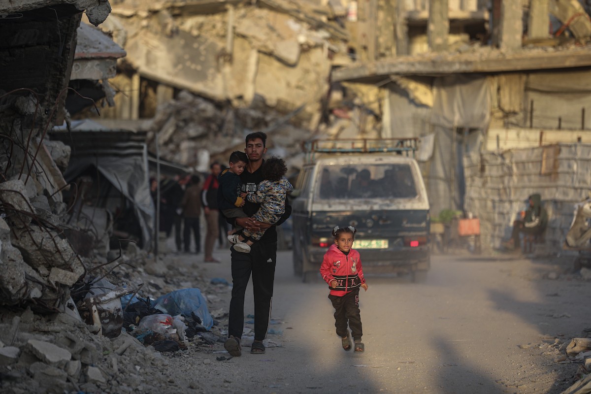 يواصل الفلسطينيون النازحون حياتهم اليومية في ظل ظروف صعبة داخل خيام النزوح المنتشرة وسط الدمار في حي الزيتون، جنوب شرق مدينة غزة، في 9 ديسمبر/كانون الأول 2025. تصوير: عمر أشتوي