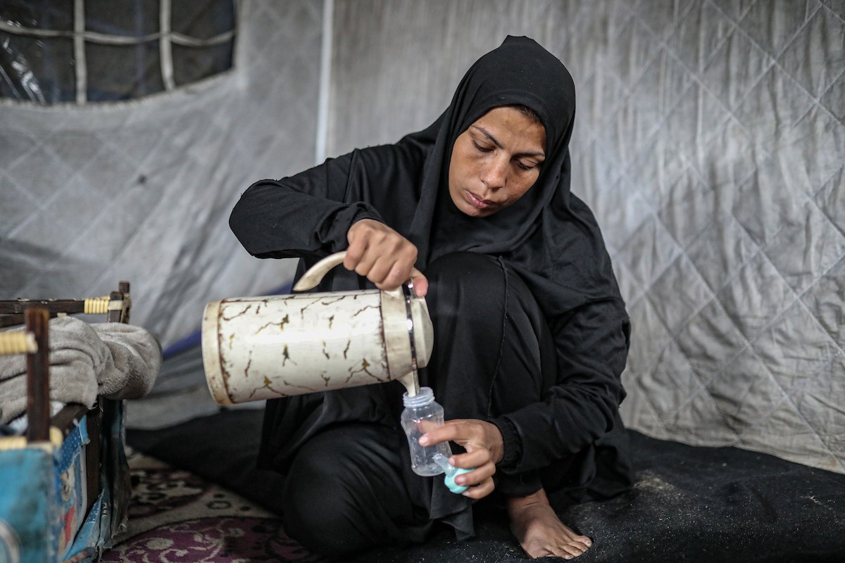 عائلة فلسطينية نازحة مكونة من ستة أفراد  تكافح وسط ظروف غير إنسانية من أجل حماية أطفالها من أجواء الشتاء القارس في  خيمة مهترئة بملعب اليرموك في مدينة غزة، 29 ديسمبر/كانون الأول 2025 صورة: عمر أشتوي