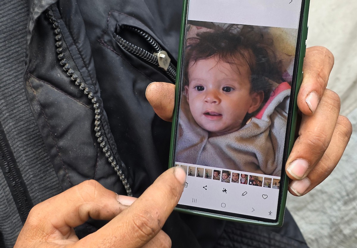 تروي عائلة الرضيعة الفلسطينية رهف أبو جزر الساعات الأخيرة من حياتها قبل وفاتها، بعد أن عانت من البرد القارس والأمطار الغزيرة في خيمة لجأوا إليها في خان يونس، جنوب قطاع غزة. ١٢ ديسمبر/كانون الأول ٢٠٢٥. صور: طارق محمد