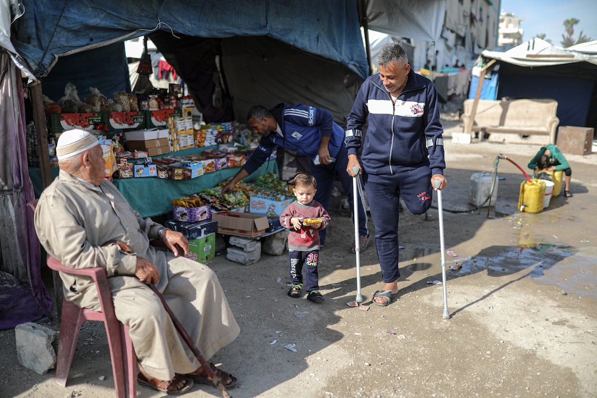 مجدي ريحان، الفلسطيني مبتور الساق، البالغ من العمر 44 عامًا، يعيش مع أطفاله الأربعة في مخيم جباليا شمال غزة بعد استشهاد (7).jpg