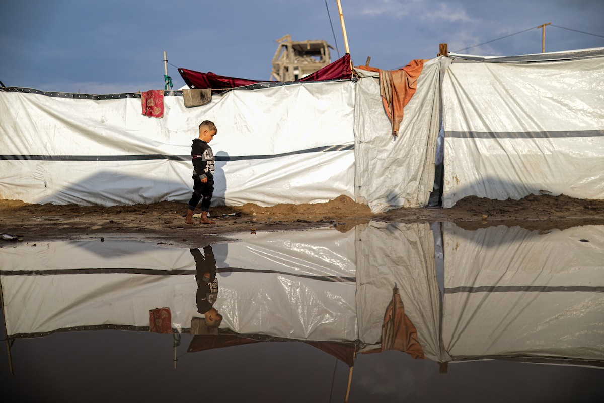 يُعاني النازحون الفلسطينيون من الفيضانات التي اجتاحت خيامهم إثر هطول أمطار غزيرة في غزة، 11 ديسمبر/كانون الأول 2025.