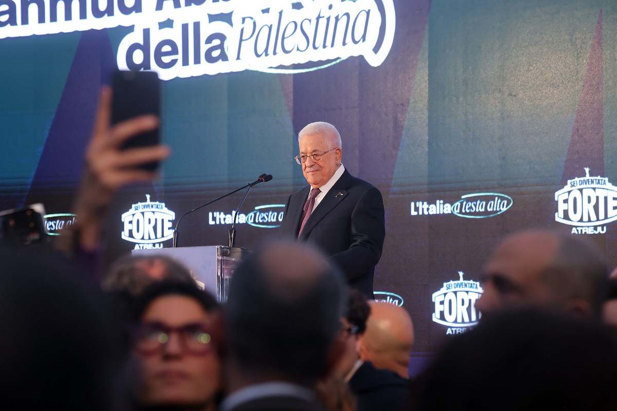 الرئيس الفلسطيني محمود عباس (أبو مازن) يلقي خطاباً في مؤتمر حزب إخوة إيطاليا. روما، إيطاليا، ١٢ ديسمبر/كانون الأول ٢٠٢٥