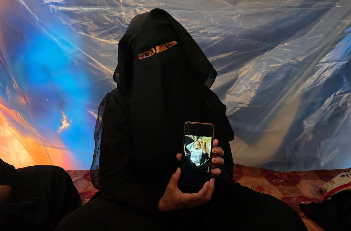 تروي عائلة الرضيعة الفلسطينية رهف أبو جزر الساعات الأخيرة من حياتها قبل وفاتها، بعد أن عانت من البرد القارس والأمطار الغزيرة في خيمة لجأوا إليها في خان يونس، جنوب قطاع غزة. ١٢ ديسمبر/كانون الأول ٢٠٢٥. صور: طارق محمد