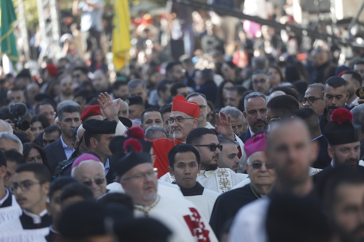 البطريرك اللاتيني للقدس، الكاردينال الإيطالي بييرباتيستا بيتسابالا يستقبل الحجاج والسياح لدى وصوله لترؤس قداس منتصف الليل في كنيسة المهد بمدينة بيت لحم، 24 ديسمبر/كانون الأول 2025،  (صور: مأمون وزواز/ apa)