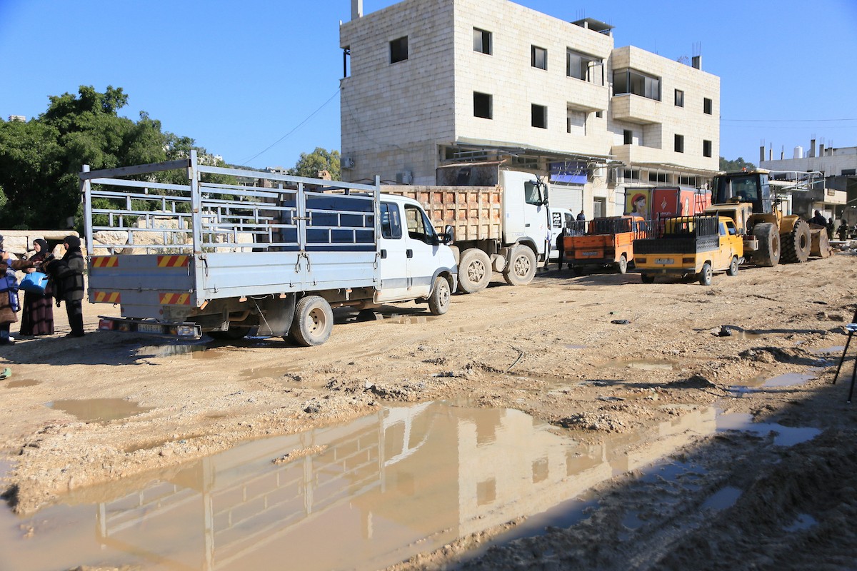 فلسطينيون يحملون أمتعتهم بعد إجبارهم على مغادرة منازلهم على يد القوات الإسرائيلية خلال مداهمة مخيم نور شمس للاجئين في طولكرم، بالضفة الغربية المحتلة، في 17 ديسمبركانون الأول 2025. صورة محمد ناصر