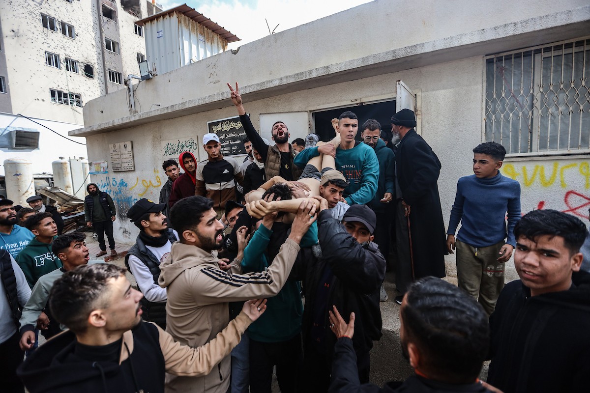 ودّع مواطنون فلسطينيون جثمان محمد بكر (35 عامًا)، وهو صياد، بعد استشهاده بنيران البحرية الإسرائيلية التي استهدفت قوارب صيد قبالة سواحل مدينة غزة، في 30 ديسمبر/كانون الأول 2025. صورة: عمر أشتوي