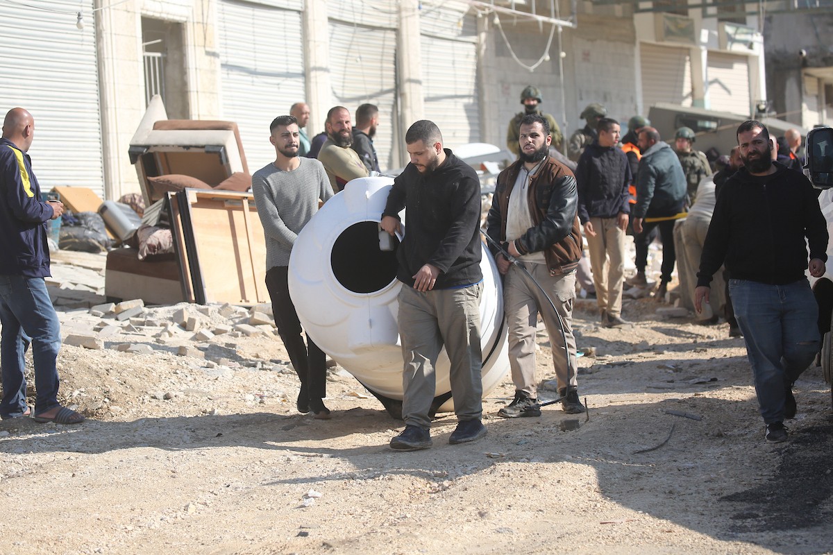 فلسطينيون يحملون أمتعتهم بعد إجبارهم على مغادرة منازلهم على يد القوات الإسرائيلية خلال مداهمة مخيم نور شمس للاجئين في طولكرم، بالضفة الغربية المحتلة، في 17 ديسمبركانون الأول 2025. صورة محمد ناصر