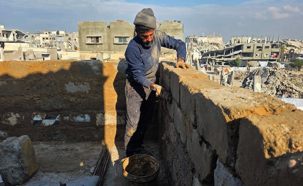 يبني الفلسطينيون بيوتًا طينية في خان يونس جنوب قطاع غزة، مستخدمين أدوات وأساليب بدائية في محاولة لتوفير مأوى آمن لأنفسهم من برد الشتاء القارس
