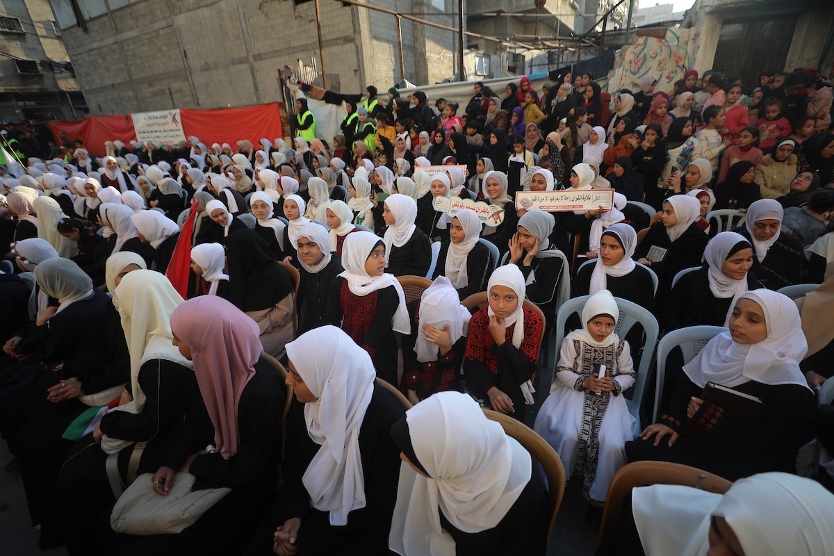 شارك صبية وفتيات في حفل تكريم لحافظي القرآن الكريم في مخيم الشاطئ للاجئين غرب مدينة غزة، حيث تم تكريم 500 حافظ للقرآن، 25 ديسمبر/كانون الأول 2025. تصوير: عمر أشتوي