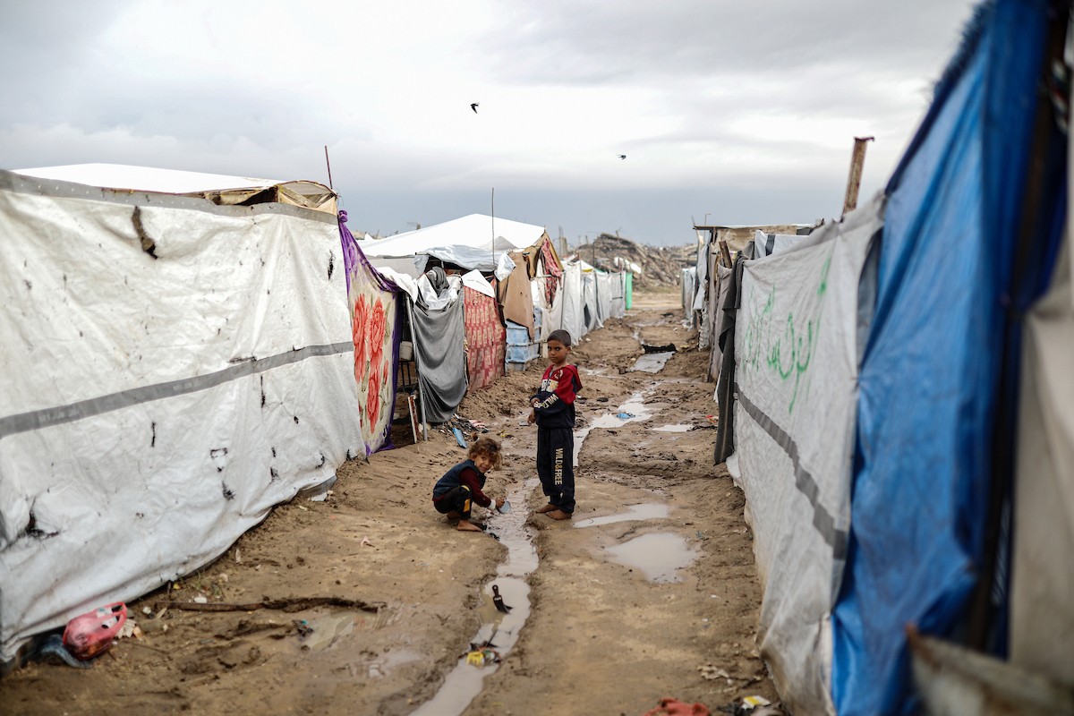 يُعاني النازحون الفلسطينيون من الفيضانات التي اجتاحت خيامهم إثر هطول أمطار غزيرة في غزة، 11 ديسمبر/كانون الأول 2025.