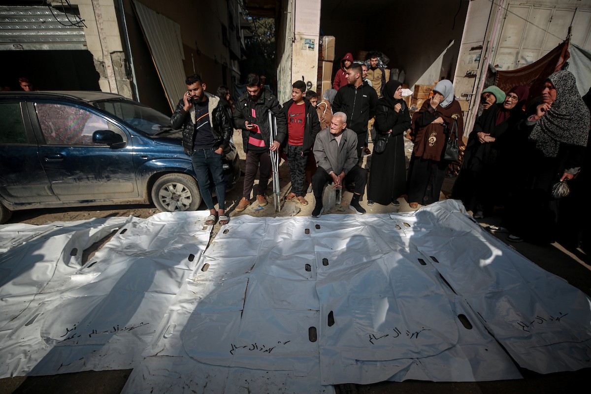 تواصل فرق الدفاع المدني، مستخدمةً آليات مصرية ثقيلة، عمليات البحث للوصول إلى جثث الفلسطينيين الذين سقطوا في هجمات إسرائيلية والمدفونين تحت الأنقاض في مدينة غزة، في 15 ديسمبر/كانون الأول 2025