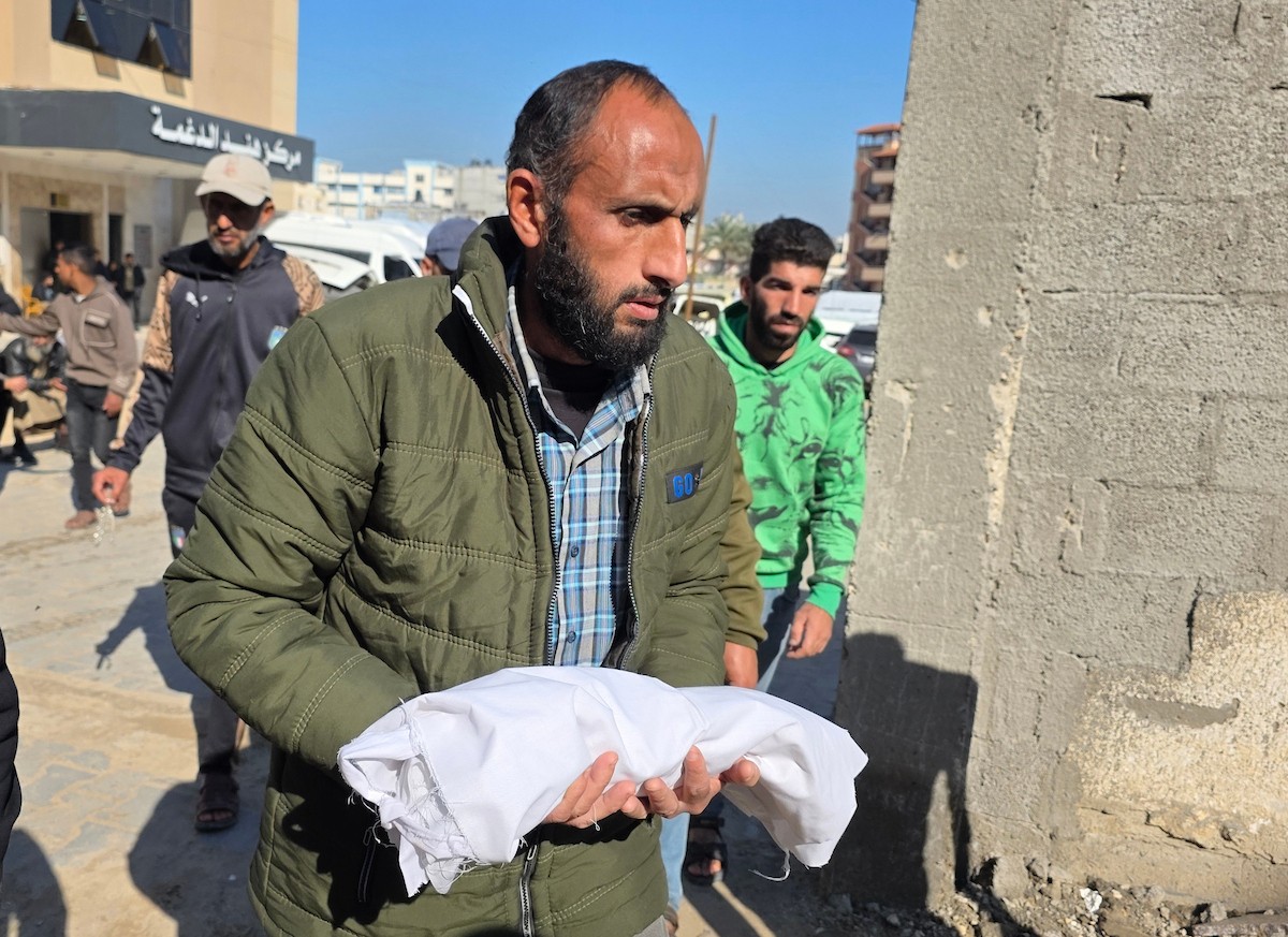 توفي الرضيع الفلسطيني سعيد عابدين، البالغ من العمر شهراً واحداً، نتيجة البرد القارس في خان يونس، جنوب قطاع غزة، ليرتفع بذلك عدد ضحايا العاصفة إلى 13. صور : طارق محمد/ (APA)