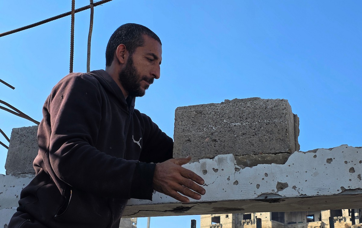 يبني الفلسطينيون بيوتًا طينية في خان يونس جنوب قطاع غزة، مستخدمين أدوات وأساليب بدائية في محاولة لتوفير مأوى آمن لأنفسهم من برد الشتاء القارس