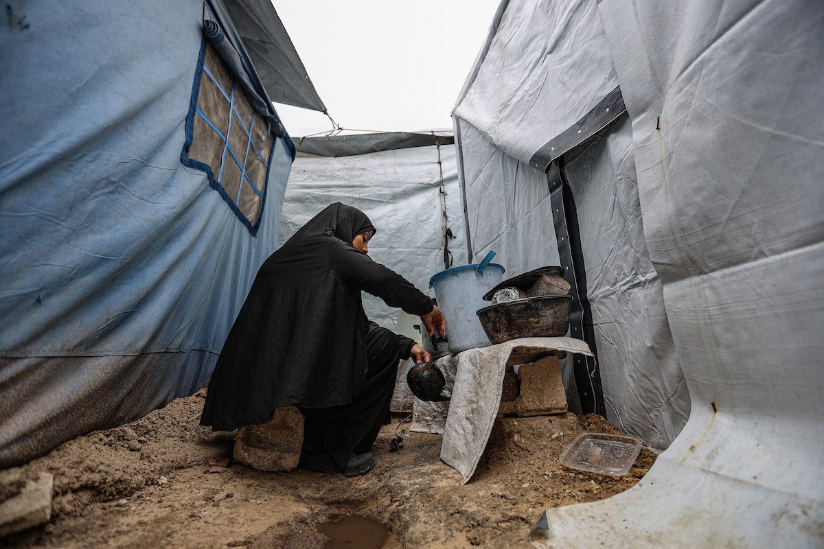 عائلة فلسطينية نازحة مكونة من ستة أفراد  تكافح وسط ظروف غير إنسانية من أجل حماية أطفالها من أجواء الشتاء القارس في  خيمة مهترئة بملعب اليرموك في مدينة غزة، 29 ديسمبر/كانون الأول 2025 صورة: عمر أشتوي