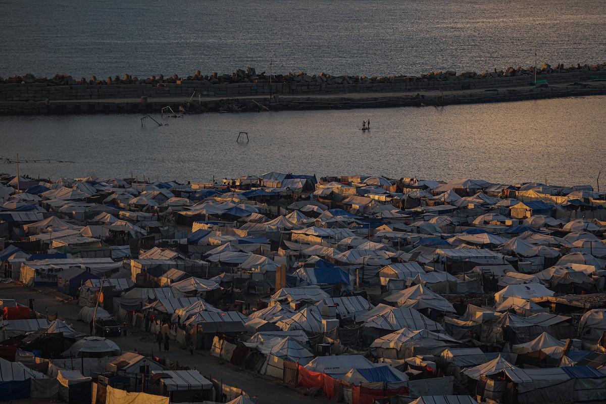 صور عامة لخيام النازحين على شاطئ مدينة غزة 26 ديسمبر/كانون الأول 2025، تصوير: عمر أشتوي