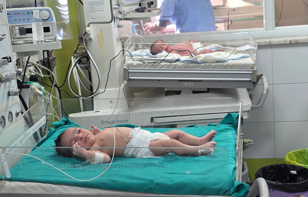 توفي الرضيع الفلسطيني سعيد عابدين، البالغ من العمر شهراً واحداً، نتيجة البرد القارس في خان يونس، جنوب قطاع غزة، ليرتفع بذلك عدد ضحايا العاصفة إلى 13. صور : طارق محمد/ (APA)