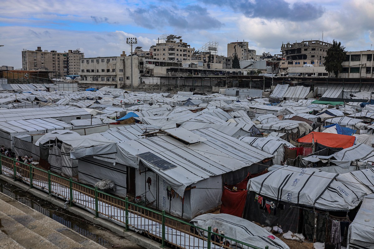 مشاهد عامة لخيام متداعية في مدينة غزة، حيث لم تعد توفر أي حماية من برد الشتاء القارس والأمطار الغزيرة. تسببت العاصفة الأخيرة في غمر آلاف الخيام بالمياه واقتلاعها في مدينة غزة. 29 ديسمبر/كانون الأول 2025. تصوير: عمر أشتوي
