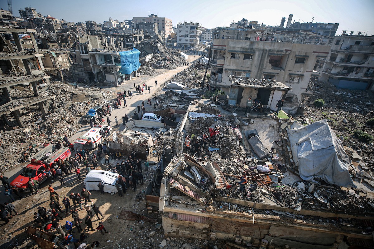 تُجري فرق الدفاع المدني وسكان محليون عمليات بحث وإنقاذ في مبنى سكني انهار في مخيم الشاطئ للاجئين عقب هطول أمطار غزيرة في مدينة غزة