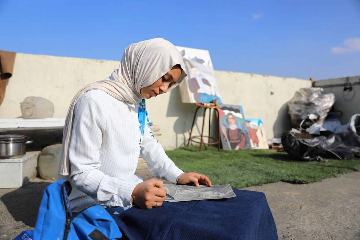 الطفلة النازحة سارة سعدة (14 عامًا) تمارس شغفها الفني بالرسم في خيمتها بمدينة غزة،23 ديسمبر/كانون الأول 2025 تصوير: عمر أشتوي