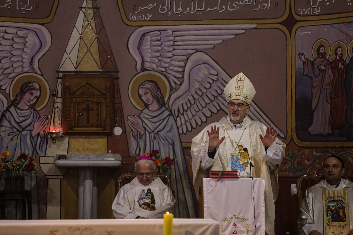 بطريرك اللاتين في القدس الكاردينال بييرباتيستا بيتسابالا يترأس قداس عيد الميلاد في غزة يوم الأحد 21 ديسمبر/كانون الأول 2025.تصوير: عمر أشتوي