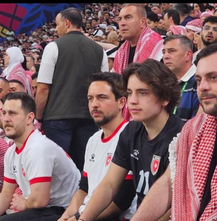 الأمير الحسين بن عبدالله الثاني، ولي العهد الأردني، و الأمير هاشم بن عبدالله الثاني، ولأمير عمر بن فيصل، يتوسطون الجماهير الأردنية في مدرجات #ستاد_البيت