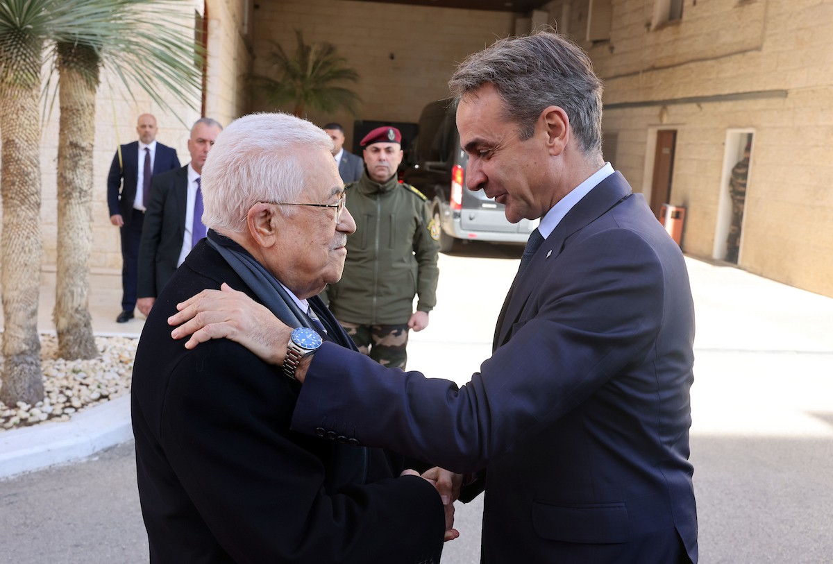 الرئيس الفلسطيني محمود عباس (أبو مازن) يلتقي رئيس الوزراء اليوناني كيرياكوس ميتسوتاكيس في رام الله، 22 ديسمبر/كانون الأول 2025. صورة: ثائر غنايم
