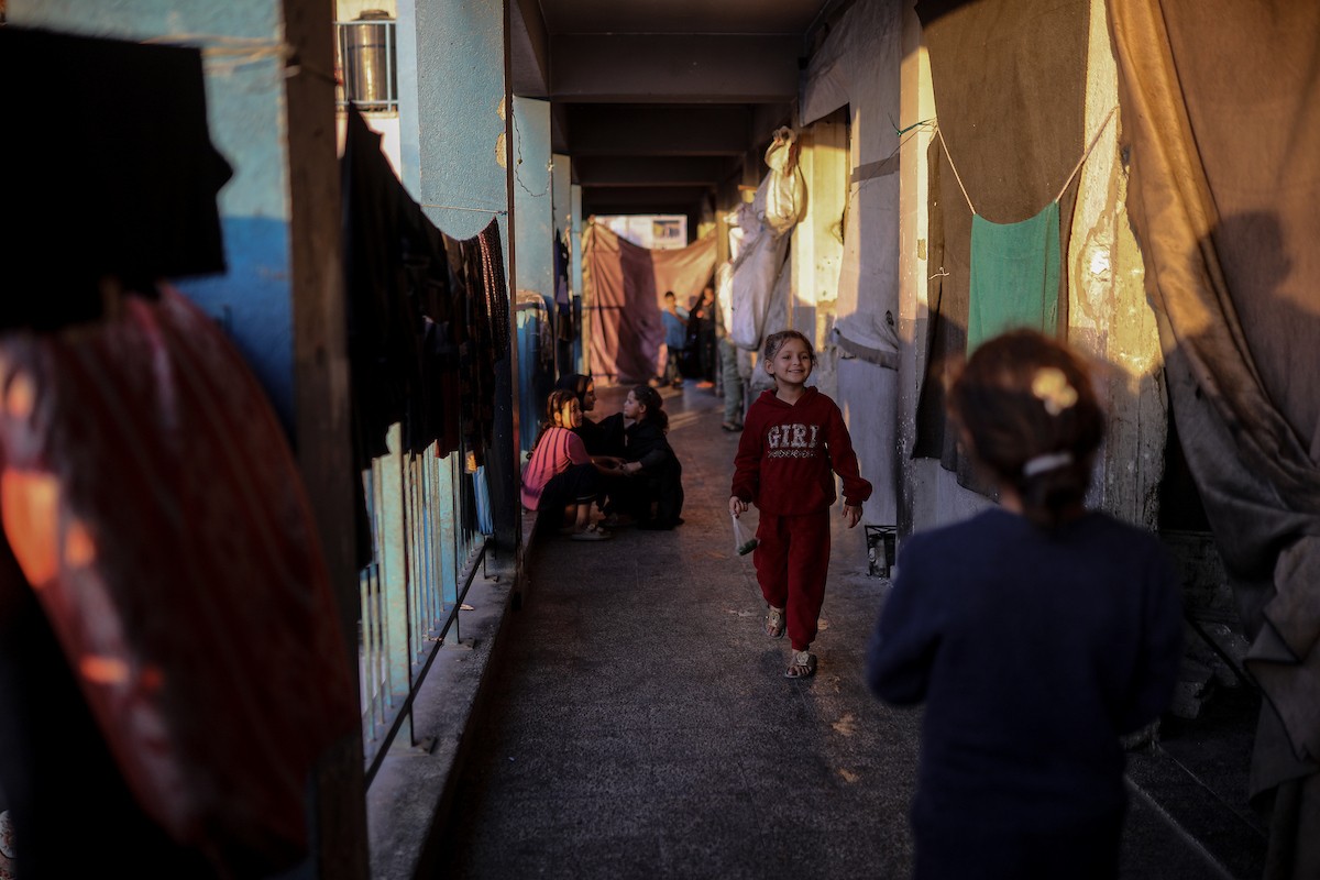 يواصل الفلسطينيون حياتهم اليومية في ظل ظروف صعبة في مدارس الأونروا بمدينة غزة في الأول من ديسمبر/كانون الأول 2025