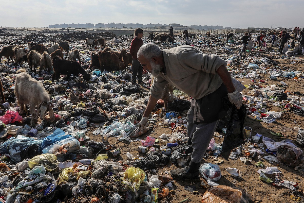 ١٣ ديسمبر/كانون الأول ٢٠٢٥، الأراضي الفلسطينية، نازحون فلسطينيون يبحثون في القمامة في مكب النفايات شمال خان يونس، بحثًا عن البلاستيك أو الورق لإشعال النار للطهي، بسبب انقطاع الغاز. ( عبد رحيم خطيب/وكالة الأنباء الألمانية عبر زوما برس)