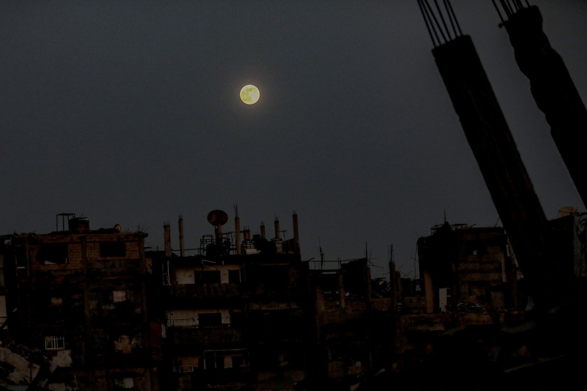 القمر البارد للغاية، آخر قمر عملاق لعام 2025، يظهر فوق سماء مدينة غزة، 4 ديسمبر/كانون الأول 2025. تصوير: عمر أشتوي