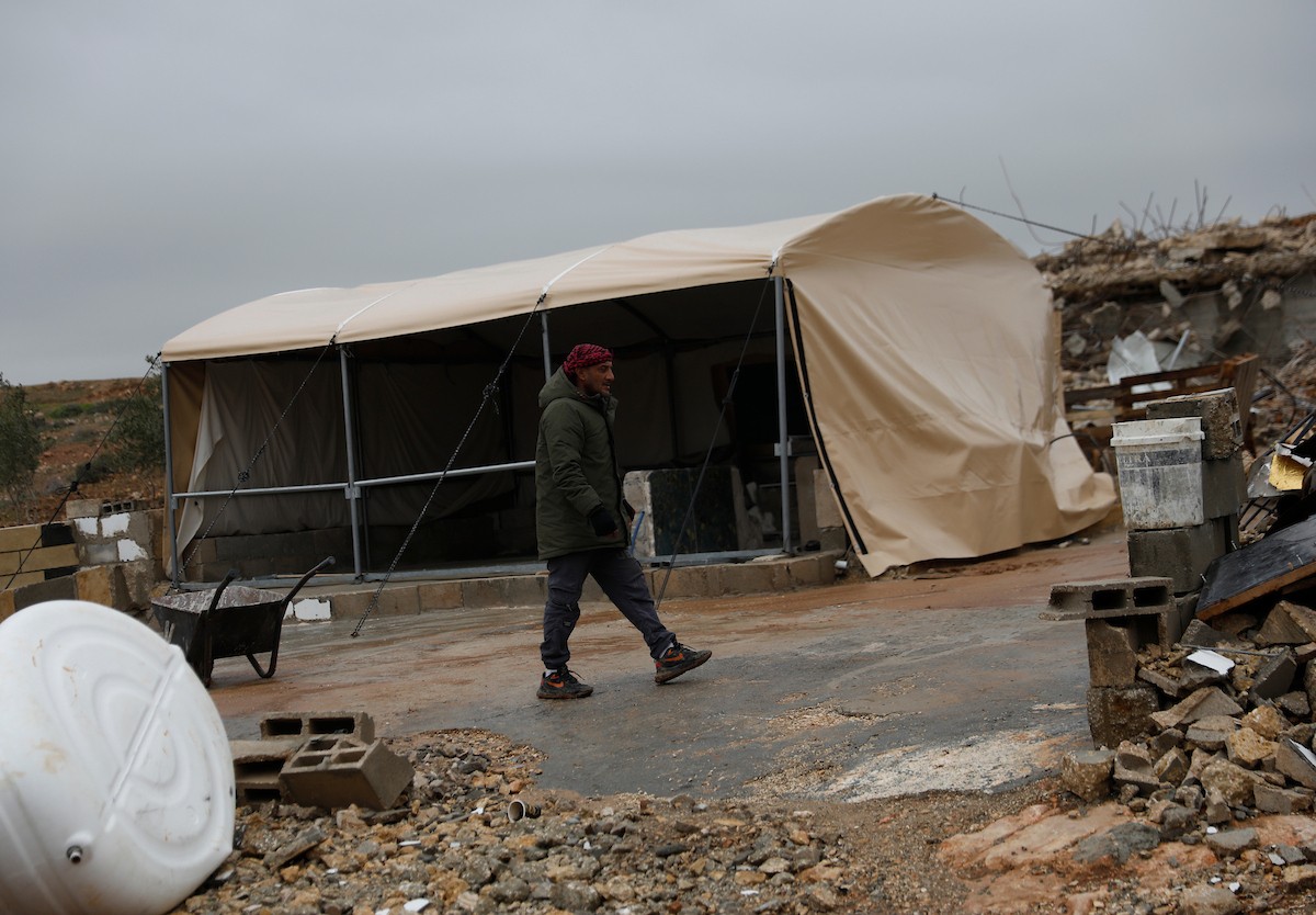 مياه الأمطار تغمر خيمة عائلة حرب التي أقامتها على أنقاض منزلهم الذي هدمه الجيش الإسرائيلي في 9 ديسمبر، في منطقة خلات الفرا، غرب يطا، جنوب الخليل، 29 ديسمبر/كانون الأول 2025. تصوير: مأمون وزواز