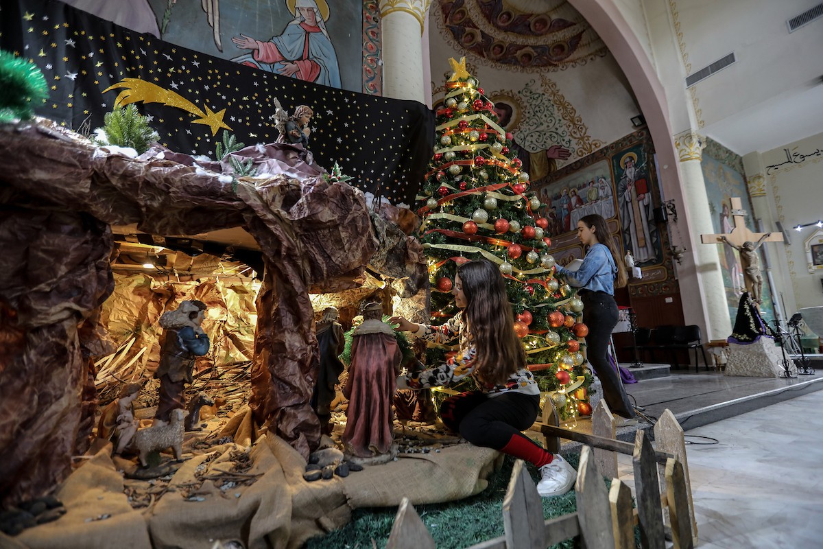 المسيحيون الفلسطينيون يزينون كنيسة دير اللاتين في مدينة غزة، في ظل الظروف الصعبة التي يمر بها القطاع المحاصر، استعدادًا لاحتفالات رأس السنة، ويواصلون استعداداتهم رغم الصعوبات التي يواجهها. 9 ديسمبر/كانون الأول 2025. تصوير: عمر أشتوي