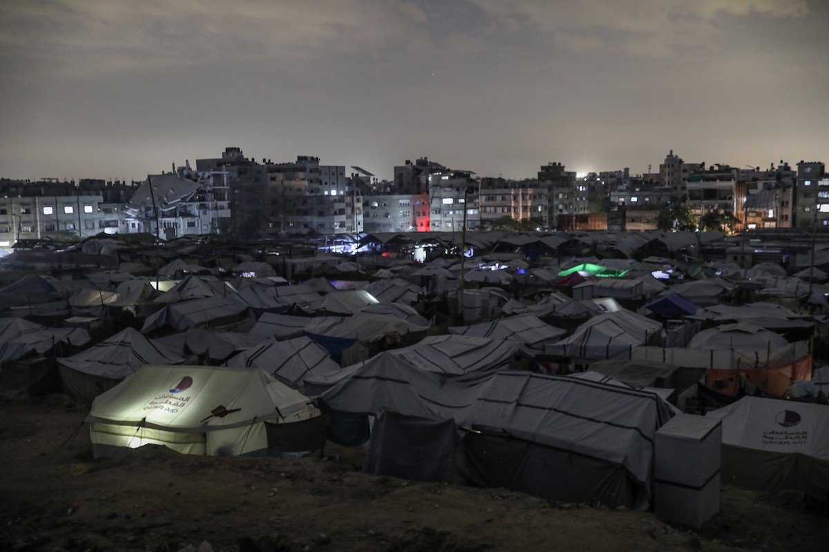 يعيش الفلسطينيون حياتهم اليومية الصعبة ليلاً في خيام نصبت في شوارع مدينة غزة، 5 ديسمبر/كانون الأول 2025.تصوير: عمر أشتوي